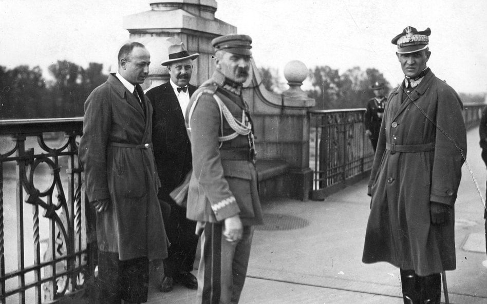 Józef Piłsudski z Gustawem Orlicz-Dreszerem na Moście Poniatowskiego tuż po spotkaniu z prezydentem 