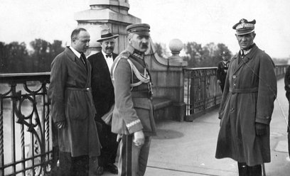 Józef Piłsudski z Gustawem Orlicz-Dreszerem na moście Poniatowskiego tuż po spotkaniu z prezydentem 