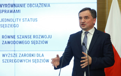 Minister sprawiedliwości, prokurator generalny Zbigniew Ziobro podczas konferencji prasowej w Prokur