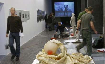 Przygotowania do wystawy "Sztuka cenniejsza niż złoto" w tymczasowej siedzibie Muzeum Sztuki Nowocze