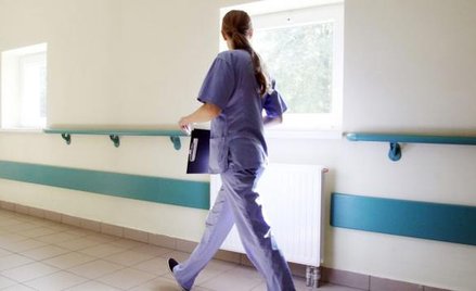 W tym roku ustawa gwarantuje pracownikom ochrony zdrowia podwyżkę płac na poziomie 14,34 proc.