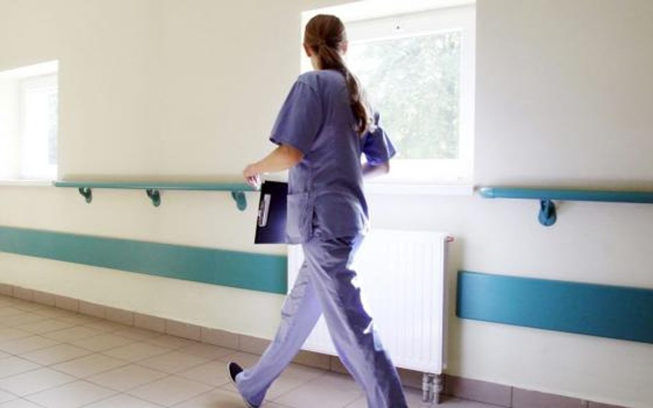 W tym roku ustawa gwarantuje pracownikom ochrony zdrowia podwyżkę płac na poziomie 14,34 proc.
