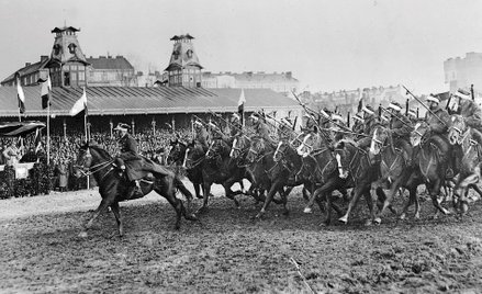 Szwadron 11. Pułku Ułanów Legionowych defiluje przed Marszałkiem. Lata 30. XX w.