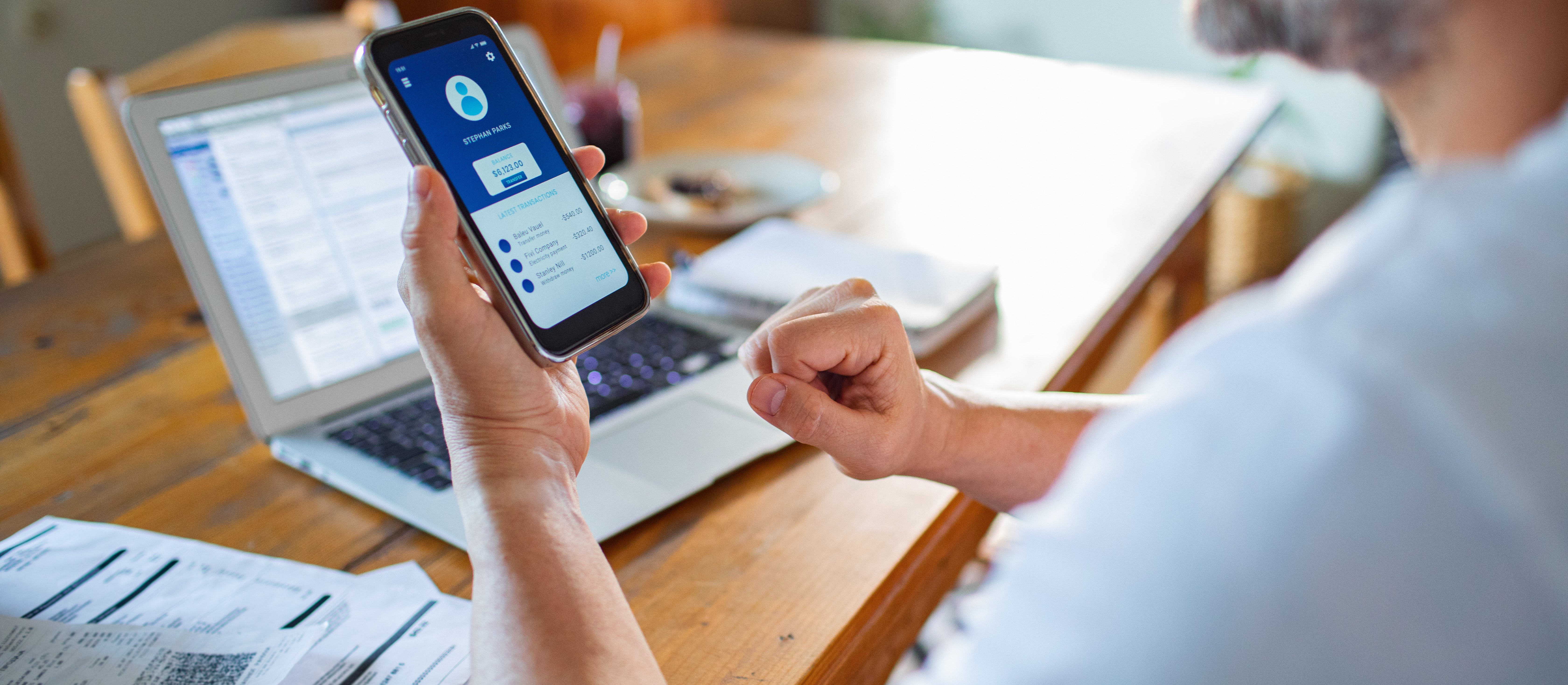 Coraz więcej Polaków korzysta z aplikacji bankowych