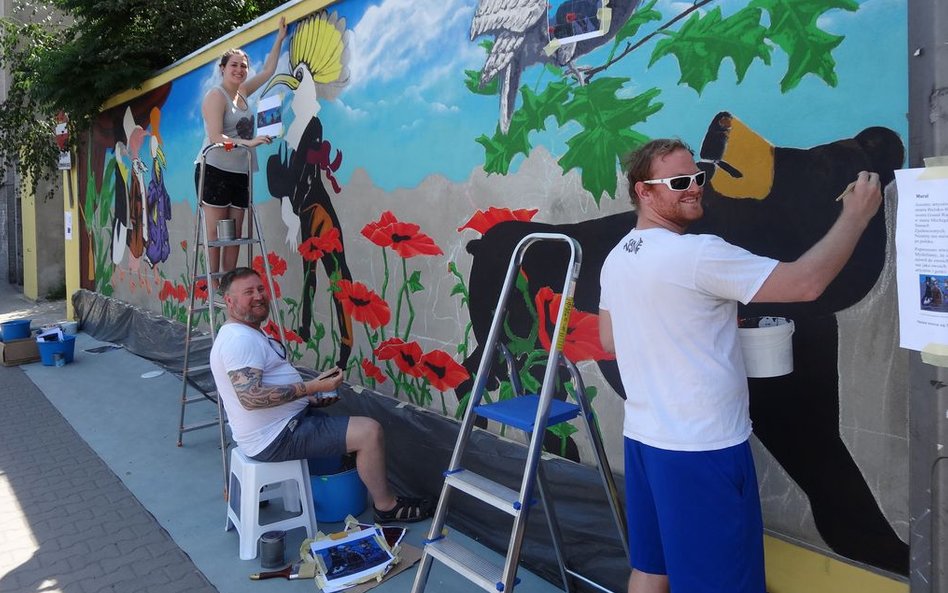 Timothy Fisher, Sean Hamilton, Megan Jones malują bielski mural.