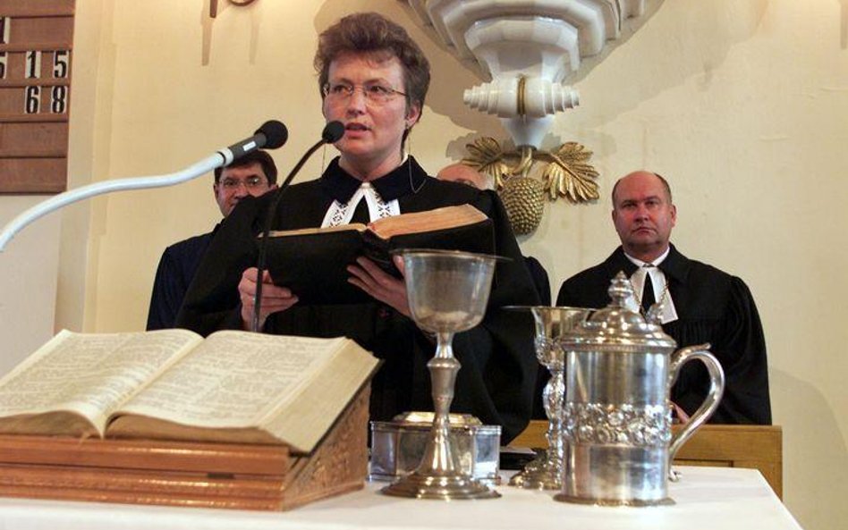 Wiera Jelinek, pierwsza w Polsce kobieta pastor Kościoła Ewangelicko-Reformowanego (2003 r.)