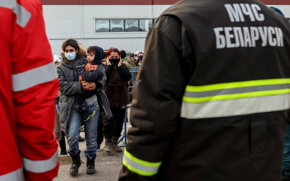 Uchodźcy w tymczasowym obozie w Bruzgach na granicy polsko-białoruskiej