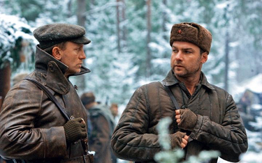 Daniel Craig jako Tewje Bielski i Martin Hancock jako sowiecki partyzant w filmie „Opór“