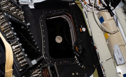 Widok Księżyca sfotografowany przez członka załogi Artemis II przez okno statku kosmicznego Orion