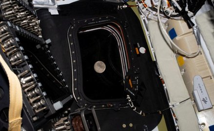 Widok Księżyca sfotografowany przez członka załogi Artemis II przez okno statku kosmicznego Orion