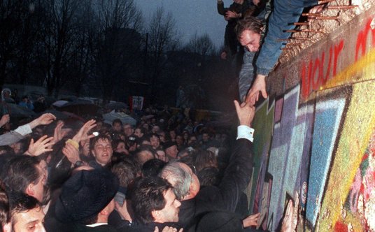 9 listopada 1989 r. Helmut Kohl przerwa&#x142; wizyt&#x119; w Polsce i przyby&#x142; pod mur berli&#