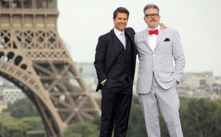 Tom Cruise i reżyser Christopher McQuarrie naprzeciw Wieży Eiffla po premierze "Mission: Impossible 