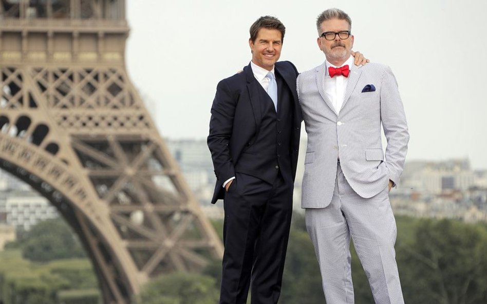 Tom Cruise i reżyser Christopher McQuarrie naprzeciw Wieży Eiffla po premierze "Mission: Impossible 