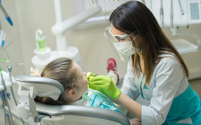 Na liście zawodów regulowanych nową ustawą znalazł się m.in. zawód higienistki stomatologicznej i po