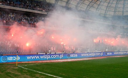 Obecnie używanie rac przez kibiców jest zabronione.