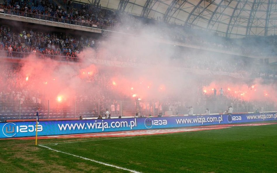 Obecnie używanie rac przez kibiców jest zabronione.