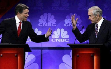 Podczas debaty telewizji CNBC Rick Perry (z lewej) usiłował przekonać Rona Paula, że wie, jak ograni
