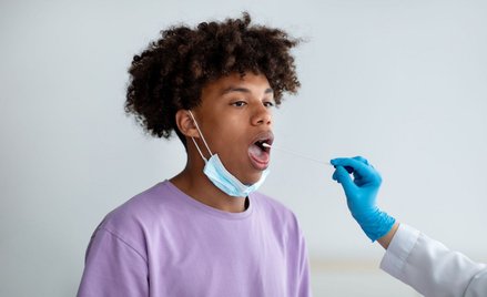 Koronawirus. Czy szczepionki na COVID będą podawane doustnie? Wkrótce ruszą testy