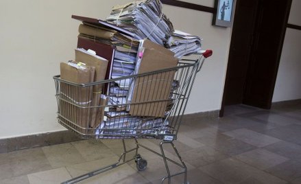 Akta sądowe wozi się wózkami. Pracę polskich sądów usprawniłaby cyfryzacja.