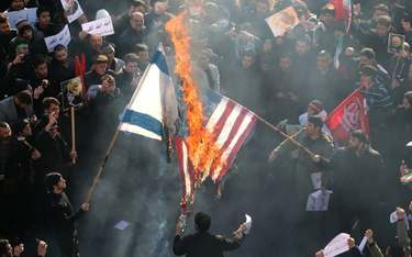 Irańczycy palą amerykańską i izraelską flagę w czasie uroczystości żałobnych ku czci Sulejmaniego