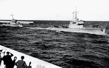 Trałowce ORP „Czajka” i ORP „Rybitwa” podczas parady Marynarki Wojennej, 1936 r.