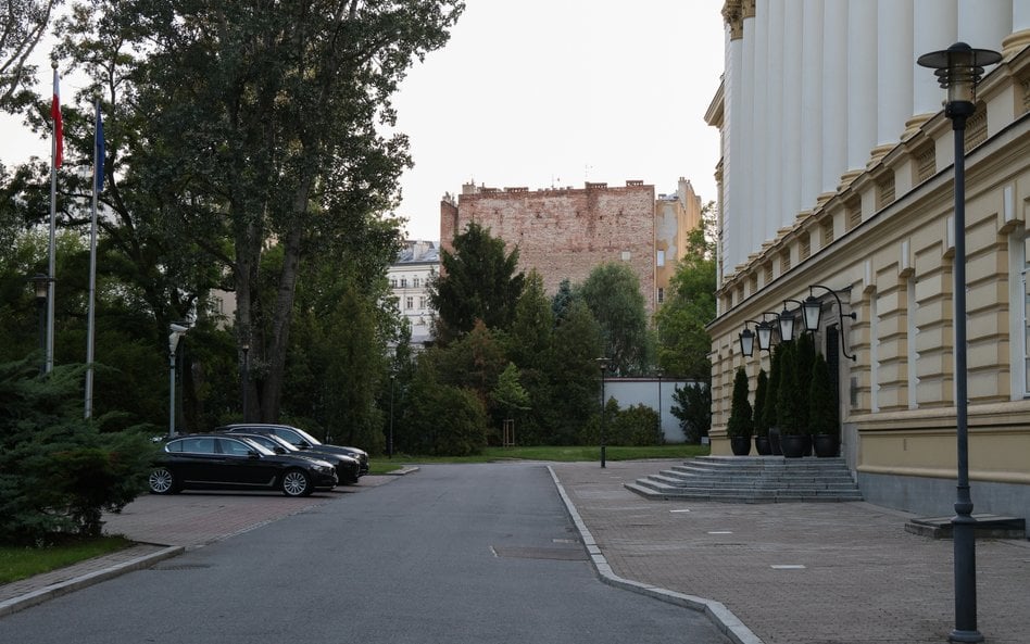 Samochody polityków koalicji przed KPRM