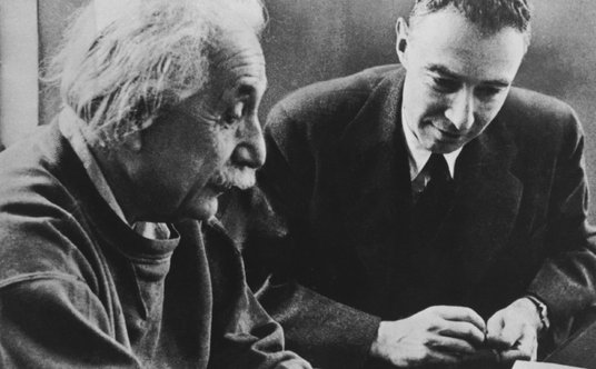 Albert Einstein i Robert Oppenheimer w 1950 roku.