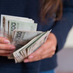 Za co musi, a za co może płacić pracodawca samorządowy