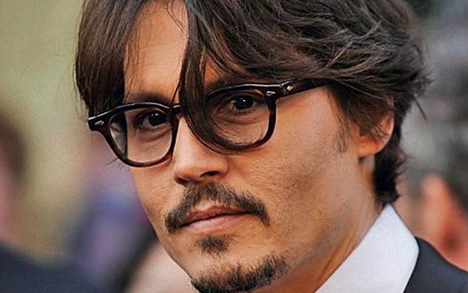 Johnny Depp powraca dziś do starych oprawek okularów, które dodają mądrości spojrzeniu