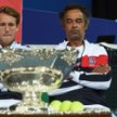 Lucas Pouille (z lewej), Yannick Noah i sławna Srebrna Salatera Dwighta Filleya Davisa
