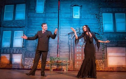 Na zdjęciu: Marta Wiejak - Morticia Addams i Michał Musioł - Gomez Addams (fot. Zdzisław Daniec)
