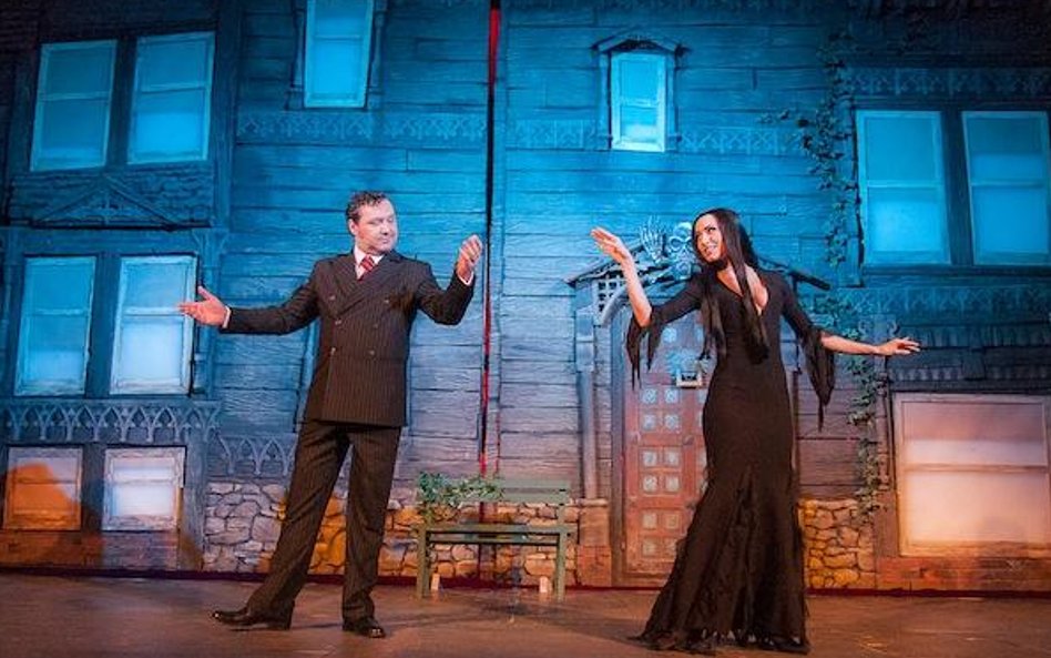 Na zdjęciu: Marta Wiejak - Morticia Addams i Michał Musioł - Gomez Addams (fot. Zdzisław Daniec)