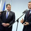 Wicekanclerz Niemiec i minister gospodarki Sigmar Gabriel (L) oraz wicepremier i minister rozwoju Ma