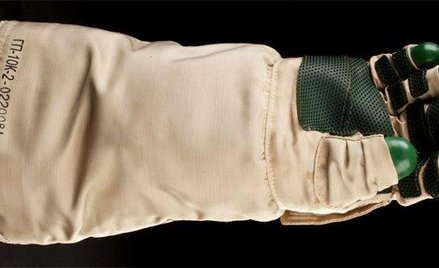 Ślad potęgi ZSRR. Rękawica ze skafandra Orlan (1250 dol.)