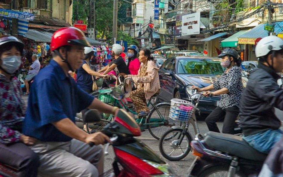 W ruchu ulicznym w Hanoi dominują skutery. W kraju jeździ ich 45 mln.