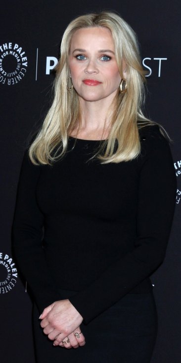 Jako założycielka powstałego w czerwcu 2017 r. klubu Reese’s Book Club każdego miesiąca rekomenduje 