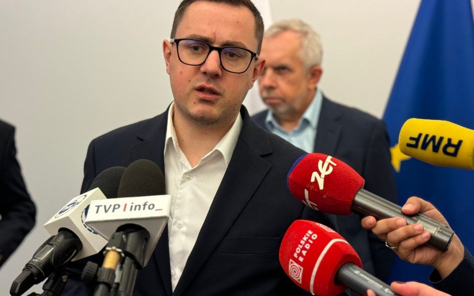 Minister energii Miłosz Motyka, za plecami Grzegorz Onichimowski, prezes PSE