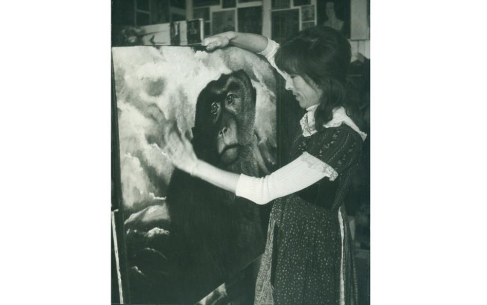 Maria Anto w pracowni z obrazem Niebieskooka, Warszawa, 1975