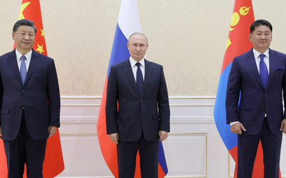Przywódca Chin Xi Jinping w towarzystwie Władimira Putina i prezydenta Mongolii Uchnaagijna Chürelsü