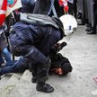 Ankara. Policjant aresztuje demonstranta w czasie środowych zamieszek przed budynkiem parlamentu