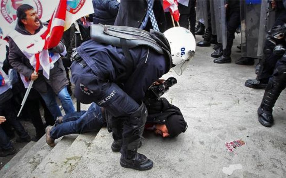 Ankara. Policjant aresztuje demonstranta w czasie środowych zamieszek przed budynkiem parlamentu