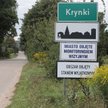 Tabliczka z informacją o objęciu miejscowości w woj. podlaskim stanem wyjątkowym