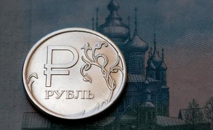 Rubel rekordowo słaby wobec dolara, bo Bank Rosji ogranicza interwencje.