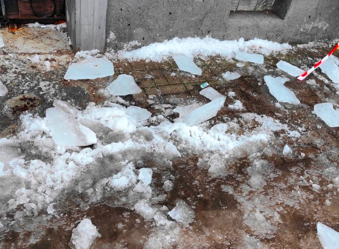 Gwałtowny wzrost temperatury sprawił, że zalegający na dachach śnieg i lód zaczął się zsuwać.