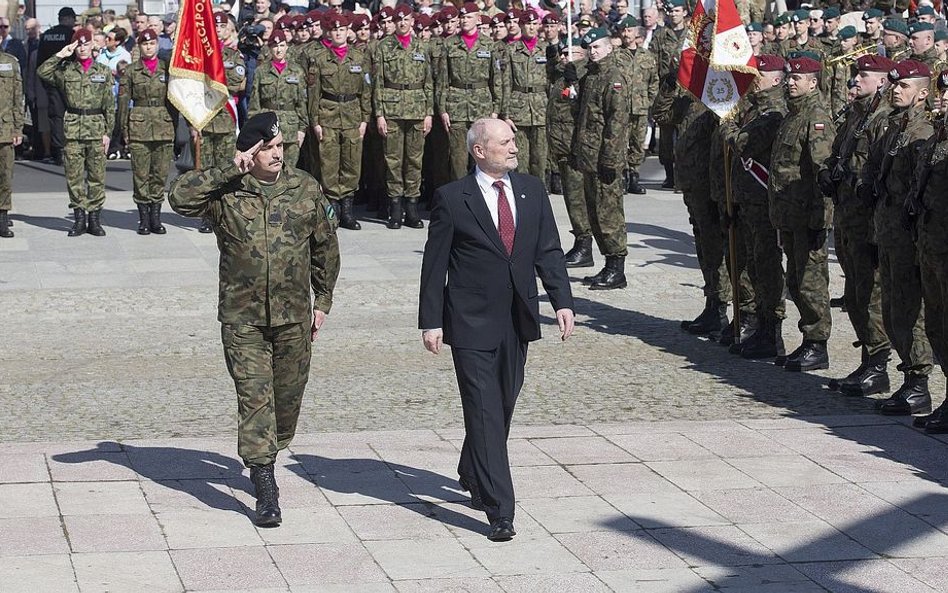 Macierewicz: Weto Dudy - dramat dla wojska. Chodziło o honor