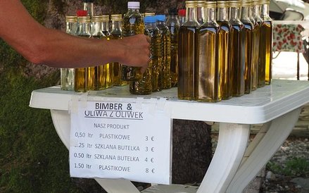 Mieszkańcy sprzedają pod swoimi domami lokalne produkty