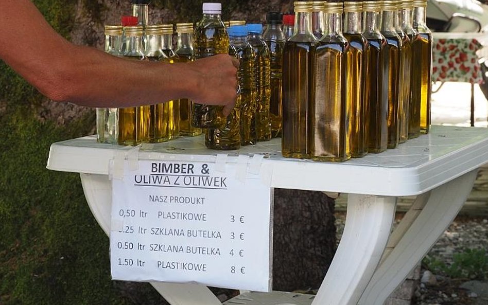 Mieszkańcy sprzedają pod swoimi domami lokalne produkty