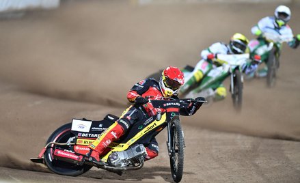 Maciej Janowski (kask czerwony), najbardziej „zapracowany” zawodnik Ekstraligi, mimo 15 punktów nie 
