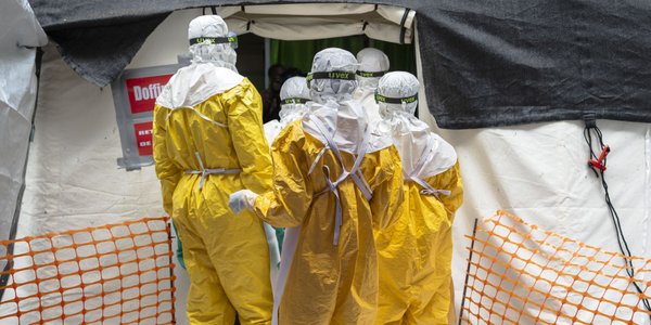 Obywatel USA z Ebolą trafił do szpitala we Frankfurcie — wykryto rzadki szczep