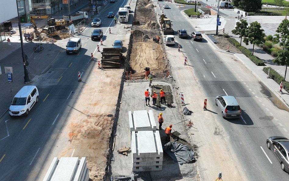 Marszałkowska na wysokości ulicy Złotej, tu powstanie przejście dla pieszych i przejazd dla rowerzys